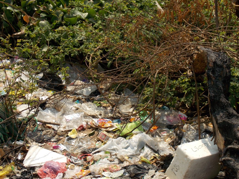 Sampah rumah tangga yang menumpuk
