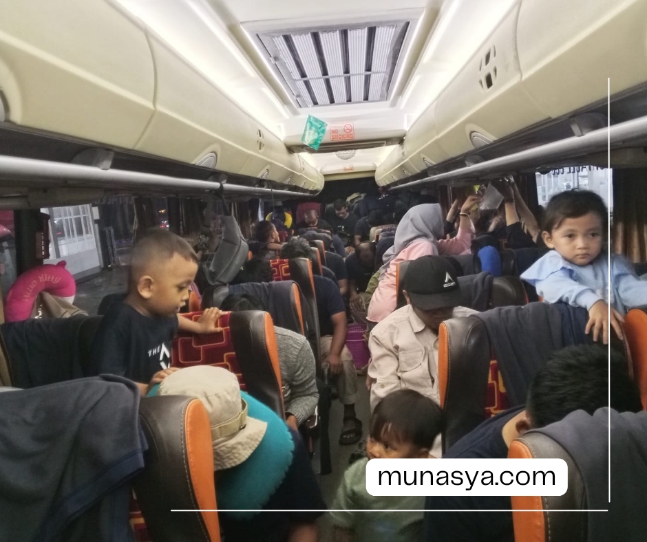 Suasana dalam bis rombongan